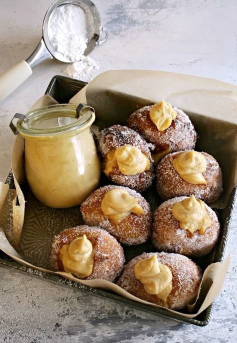 Peanut-Butter-Cream-Filled-Doughnuts-1 Cream Filled Donuts, Donut Filling, Butter Pastry, Peanut Butter Cream, Jelly Doughnuts, Doughnut Recipes, Homemade Strawberry Sauce, Homemade Doughnuts, Filled Donuts