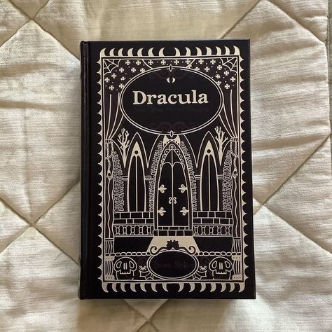 Dracula Aesthetic Book, Dracula Book Aesthetic, Classic Book Aesthetic, Classic Literature Aesthetic, Classic Books Aesthetic, Dracula Book Cover, Pretty Book Covers, Dracula Stoker, Book Cover Aesthetic