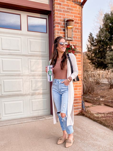 Mules Jeans Outfit, Mom Jeans And Mules Outfit, Ivory Mules Outfit, Tan Mules Outfit Work, Casual Outfits With Mules, Tan Mules Outfit Casual, Mules For Women Outfit, Mule Slides Outfit, Mule Outfits Women Fall