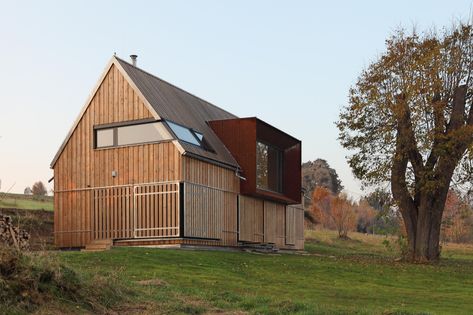 Gallery of Roprachtice House / PRODESI - 13 Rural Home, Beautiful Modern Homes, Wood Architecture, Rural House, Casa Exterior, Timber Cladding, Modern Barn, House Roof, Architecture Exterior