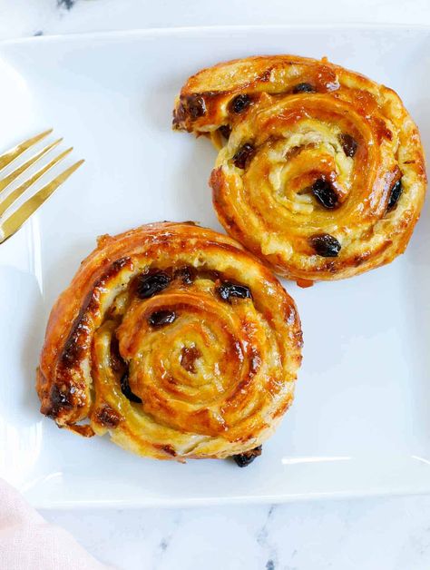 Easy Pain Aux Raisins Pan Au Raisin Recipe, Raisin Pastry Recipes, Brioche With Raisins, Recipes With Raisins, Raisin Rolls Recipe, Raisin Rolls, French Desserts Easy, Puff Pastry Pie, بيتي فور