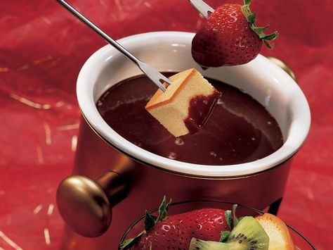 Blogger, Christy Denney of The Girl Who Ate Everything shares a romantic dessert idea. This dessert fondue for two recipe is so simple it can even be made in the microwave, no fondue pot needed. Turtle Fondue, Fondue For Two, Easy Fondue Recipes, Dessert Fondue, Chocolate Fondue Recipe, Chocolate Turtle, Caramel Ice Cream Topping, Fondue Recipe, Romantic Desserts