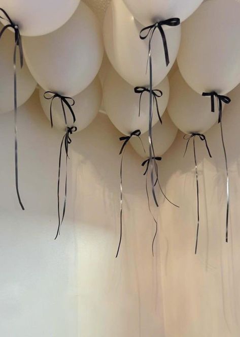 White Balloons Black Ribbon, Nude Balloons Decoration, Bachelorette Balloon Ideas, White Balloons With Black Ribbon, Last 20's Birthday, Black And White Aesthetic Birthday, Birthday Decor Black And White, Black And White Birthday Decor, Apartment Birthday Party