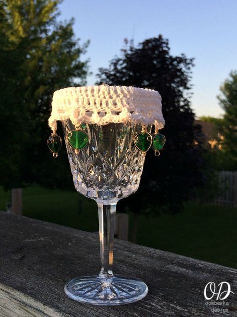 Keep the bugs out of your yummy summer drinks with this pretty and functional wine glass cup cover. Crochet Dreams, Drink Covers, Wine Glass Cup, Crochet Coasters Free Pattern, Crochet Cup Cozy, Wine Glass Crafts, All Free Crochet, Crochet Kitchen, Pretty Beads