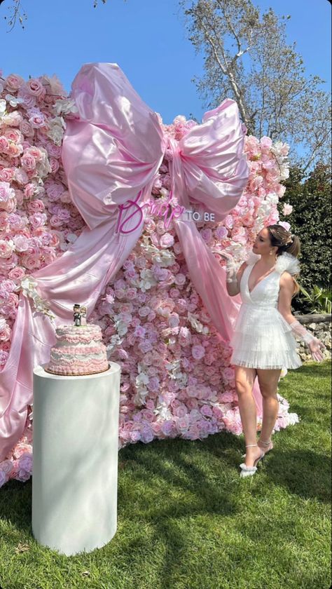 Flower Wall Birthday Party, Coquette Backdrop Party, Graduation Party Aesthetic Ideas, Quince Decorations Pink Flowers, Coquette Balloon Arch, Quince Balloon Decorations Pink, Outside Party Decorations, Birthday Party Venues Pink, Girly Birthday Party