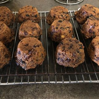 Individual Christmas Cakes, Steamed Christmas Pudding, Christmas Slice, Steamed Puddings, Mini Christmas Puddings, Welsh Food, Cake Receipe, Easy Pudding Recipes, Xmas Pudding