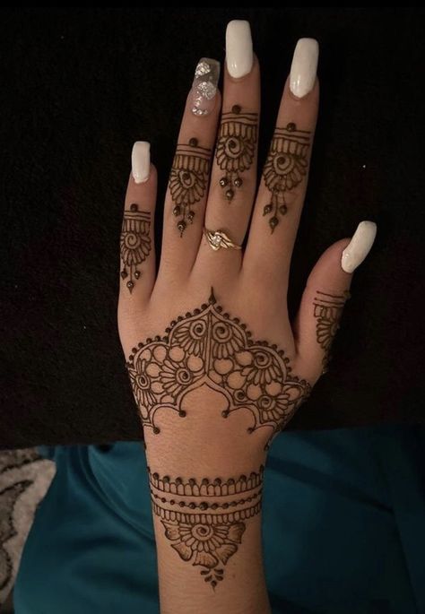 Henna Designs Butterfly, Henna Designs Floral, Butterfly Henna Designs, Minimal Henna Designs, Minimal Henna, Henna Design Ideas, Indian Henna Designs, Henna Designs Back, Wrist Henna