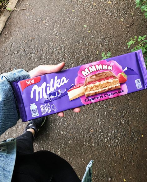 Milka Chocolat Aesthetic, Milka Aesthetic, Interesting Snacks, Chocolate Strawberry Cheesecake, Milka Chocolate, Movie Snacks, Pink Car, Spanish Food, Strawberry Cheesecake