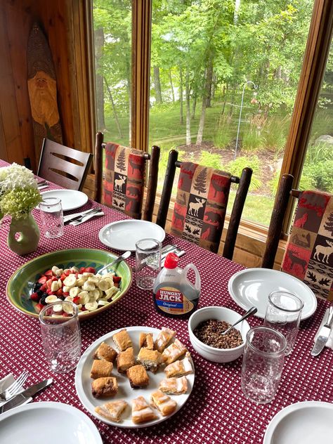 Cabin Aesthetic With Friends, Cabin Trip Food, Fall Cabin Aesthetic, Cabin Trip Ideas, Cabin With Friends, Cabin Breakfast, Cabin Birthday, Cabin Party, Cabin Activities