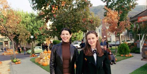 Gilmore Girls: Town that Inspired Stars Hollow to Host a Fan ... Fall Weekend Activities, Gilmore Girls Style, Gilmore Girls Episodes, Gilmore Girls Lorelai, Gilmore Girls Fashion, Plot Holes, Gilmore Girls Fan, Stars Hollow, Style Inspiration Fall