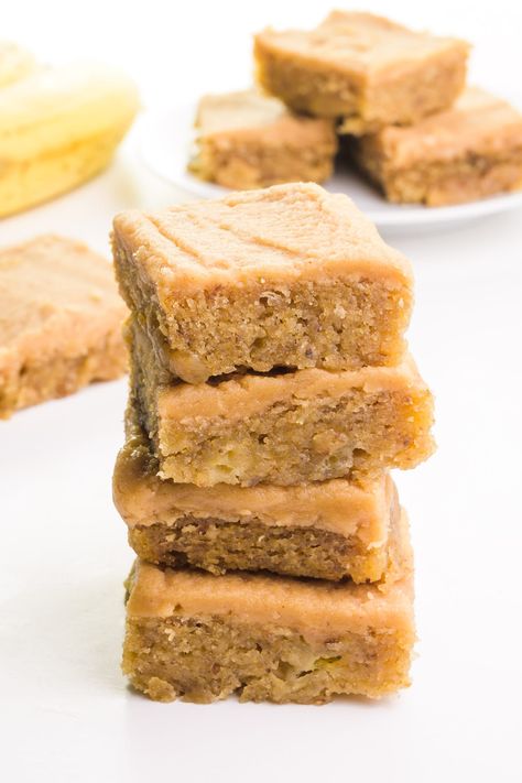 Peanut Butter Banana Blondies, Vegan Banana Bars, Vegan Dessert With Bananas, Vegan Banana Desserts Easy, Vegan Banana Desserts, Vegan Banana Recipes, Best Vegan Banana Bread Recipe, Peanut Butter Banana Recipes, Vegan Banana Cake