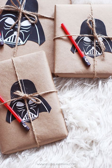 Gift Wrapping Tutorial, Wrapping Tutorial, Star Wars Diy, Star Wars Christmas, Star Wars Birthday, Diy Teacher Gifts, Star Wars Inspired, Fancy Gifts, Diy Gift Wrapping