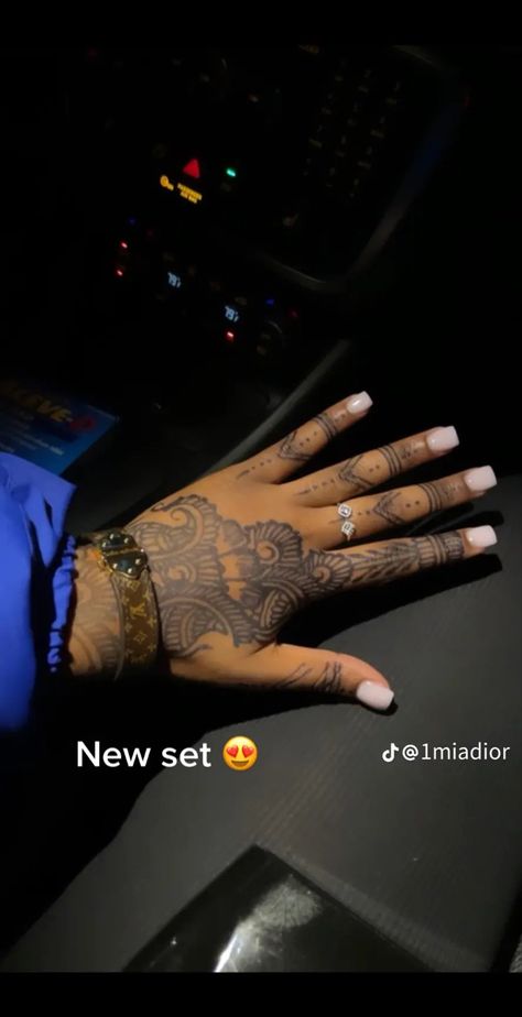 Henna For Women, Aquarius Szn, Hbcu Fashion, Henna Hands, Mandala Hand Tattoos, Cute Henna Tattoos, Henna Style Tattoos, Era Aesthetic, Healing Era