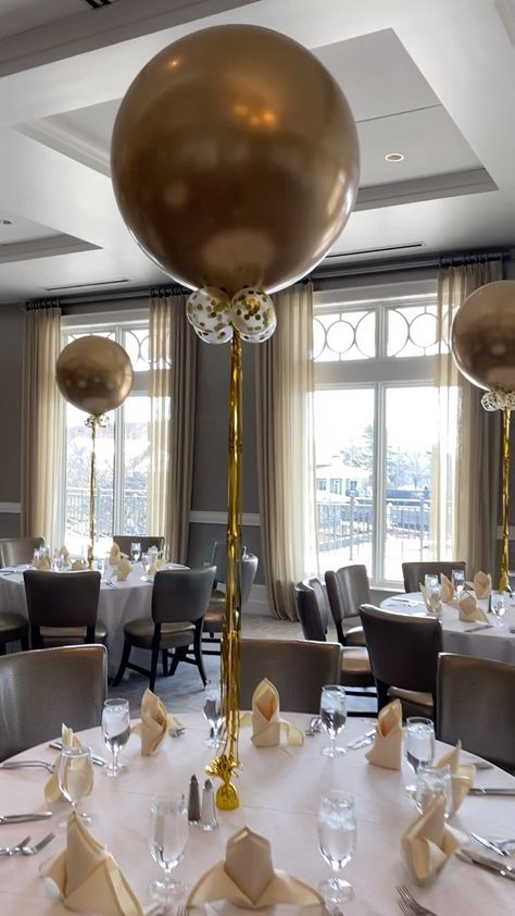 fashion_balloons on Instagram: Jumbo balloon centerpieces in chrome gold with confetti balloons and tassels. Can a centerpiece get any better🤩🤩🤩 #jumboballloon… Circle Centerpieces With Balloons, Gold Balloon Table Centerpieces, Ballons Center Piece, Balloons On Sticks Centerpiece, Centerpiece Balloon Ideas, Tall Balloon Centerpieces, Big Balloon Centerpiece, Wedding Balloon Centerpieces, Ballon Table Centerpiece