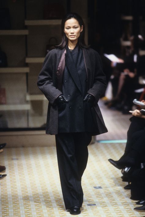 Hermès Fall 1998 Ready-to-Wear Collection Photos - Vogue Conservative Outfits, 90s Runway Fashion, Martin Margiela, Mode Vintage, Minimal Fashion, 90s Fashion, Editorial Fashion, Runway Fashion, High Fashion