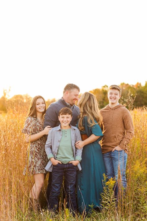 Two Family Photo Shoot Ideas, Family Photos With 2 Daughters, Family Photos Inspiration, Family Of Six Photo Poses, Family Picture With Teenagers, Family Poses With Grandparents, 3 Kids Picture Poses, Family Of 6 Photoshoot Ideas, Family Of 3 Older Child Photo Ideas