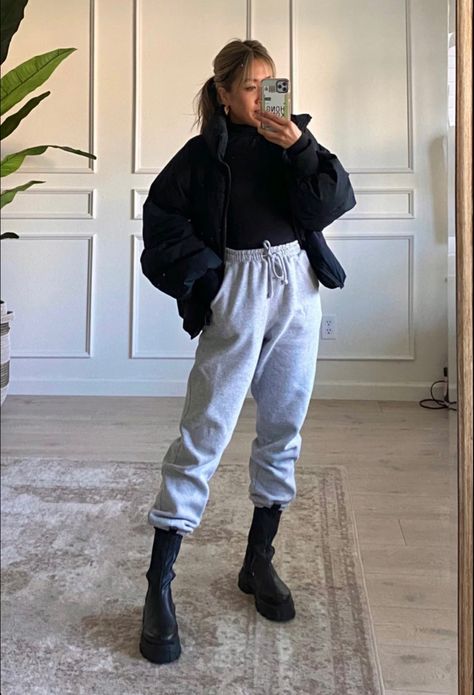 Sweatpants Boots Outfits, Sweatpants Outfit 2023, Winter Outfits With Sweatpants, Sweatpants And Boots Outfits, Boots With Sweatpants, Black Sweatpants Outfit Winter, Sweatpants With Boots, Sweatpants Outfit Winter, Sweatpants And Boots