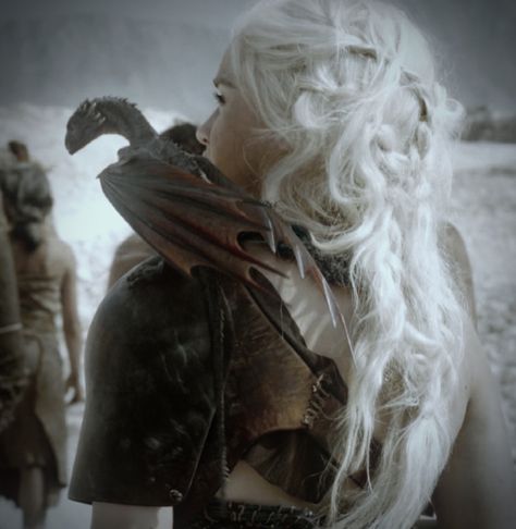 Game Of Thrones Profile Picture, Game Of Thrones Pfp, Targaryen Blonde, Luminous Aesthetic, Game Of Thrones Icons, Daenerys Targaryen Dragons, Daenerys Targaryen Aesthetic, Daenerys Targaryen Icons, Chaos Dragon