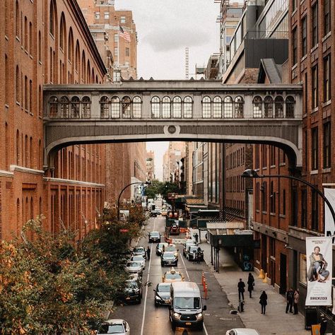 The Chelsea Market skybridge crosses above 15th Street near Tenth Avenue in Manhattan. It was built in 1930 to connect the Nabisco factory… York Things To Do, Chelsea Nyc, Chelsea New York, New York City Manhattan, Chelsea Market, Nyc Aesthetic, Nyc Design, Education Architecture, Nyc Trip