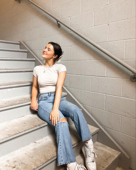 Insta instagram pose pictures ideas stair sitting neutral outfit fit aesthetic trendy Sitting In Car Poses Instagram, Stairs Aesthetic, Stairs Photography, Cafe Photos, Fit Aesthetic, Airplane Outfits, Car Poses, Fits Aesthetic, Instagram Pose