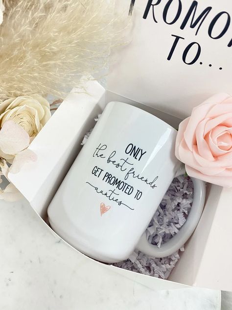 Only the Best Friends Get Promoted to Auntie Mug Promoted to - Etsy Best Friend Auntie To Be, Pregnancy Reveal To Best Friend, Pregnancy Reveal To Friends, Pregnancy Announcement To Best Friend, Best Friend Pregnancy Announcement, Baby Announcement To Friends, Pregnancy Announcement To Sister, Pregnancy Announcement To Friends, Pregnancy Reveal Ideas