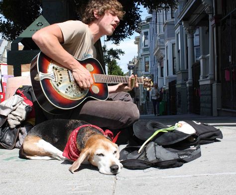 Street musician Street Performer Aesthetic, Busking Street, Musicians Photography, Street Performer, Street Musicians, Sing Street, Folk Musician, Street Music, Scene Aesthetic