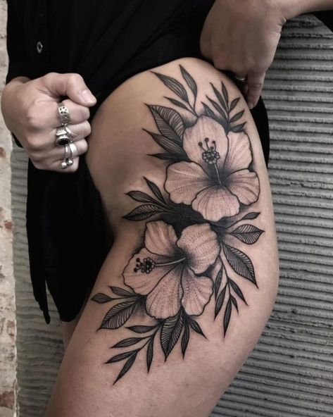 75+ Best Hibiscus Flower Tattoo Meaning & Designs - Art of ... #flowertattoo #tattoos #womentattoos Tropical Flower Tattoos, Wildflowers Tattoo, Flower Hip Tattoos, Hawaiian Flower Tattoos, Delicate Flower Tattoo, Plumeria Tattoo, Hibiscus Flower Tattoos, Realistic Flower Tattoo, 16 Tattoo