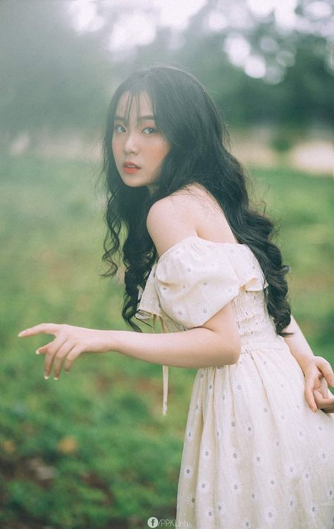 Kpop Garden Photoshoot, Dreamy Ethereal Photoshoot, Senior Picture Ideas Asian, Purity Photoshoot, Outdoor Photography Poses Women, Dreamy Photoshoot Fairytale, Gazebo Photoshoot, Fairy Concept Photoshoot, Asthetic Photos Poses