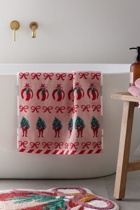 Bathroom Christmas Tree, Red Pink Christmas, Pink Red Christmas, Plum Christmas, Pink Towel, Christmas Everyday, Pink Towels, Christmas Bathroom, Christmas Towels