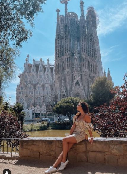 Poses In Spain, Barceloneta Photo Ideas, Barcelona Poses Photo Ideas, Outfit Barcellona, Spain Picture Ideas, Barcelona Instagram Pictures, Barcelona Picture Ideas, Spain Photo Ideas, Barcelona Photo Ideas