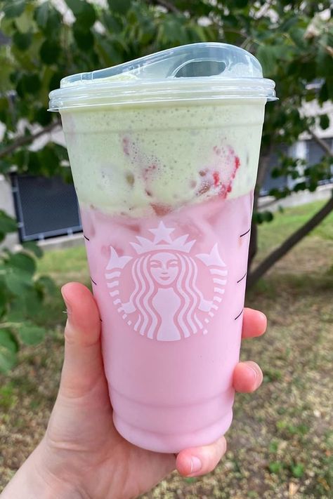 How to Order Starbucks Strawberry Matcha Drink From TikTok Kawa Starbucks, Menu Starbucks, Resep Starbuck, Minuman Starbucks, Pink Drink Recipes, Starbucks Matcha, Cold Starbucks Drinks, Starbucks Strawberry, Starbucks Drinks Diy