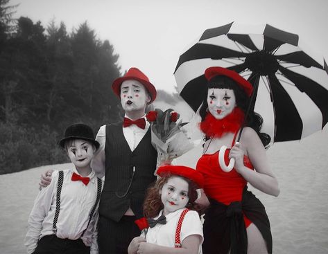 Mime Couple Costume, Cute Mime Costume, Halloween Costumes Mime, Black And White Circus Costume, Halloween Costume Ideas Family, Mime Artist Costume, Daycare Forms, Halloween Costume Ideas, Ideas Family