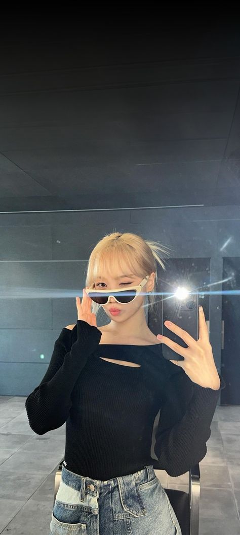 Ig Wallpaper, Chaewon Wallpaper, Black Mercedes Benz, Egirl Style, Logo Game, Kim Chaewon, Mirror Selfie Poses, Kawaii Fashion Outfits, Jennie Lisa