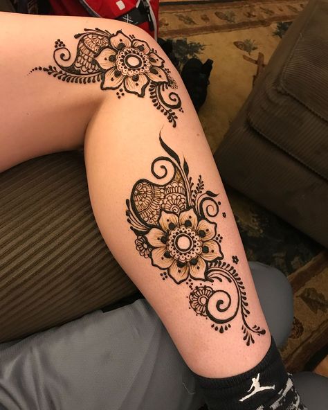 Henna Leg, Henna Leg Tattoo, Flowers Mehndi, Henna Tattoo Sleeve, Thigh Henna, Flower Leg Tattoos, Leg Henna Designs, Cute Henna Designs, Cute Henna Tattoos