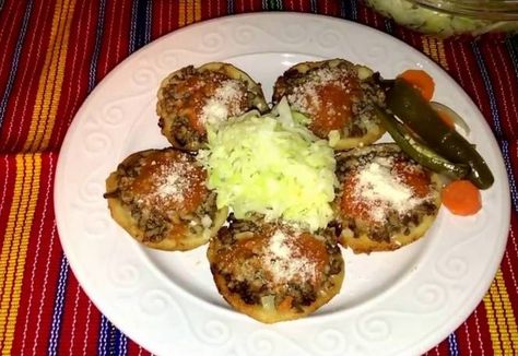 Garnachas Guatemalan Recipes, Vegetarian Meals, Guatemala, Baked Potato, Vegetarian Recipes, Healthy Recipes, Ethnic Recipes