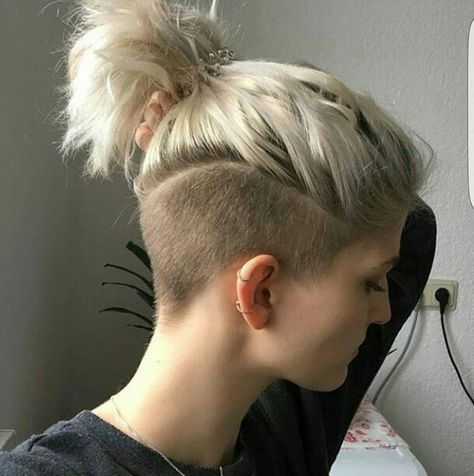 4,227 Likes, 42 Comments - Short Hairstyles   Pixie Cut (@nothingbutpixies) on Instagram: “Just a back view of this amazing pixie cut on @sarah_louwho  @thisgirlmichele” Undercut Long Hair, Short Hair Undercut, Pixie Hair, Top Hairstyles, Undercut Pixie, Fluffy Hair, Undercut Hairstyles, Short Haircut, Trending Hairstyles