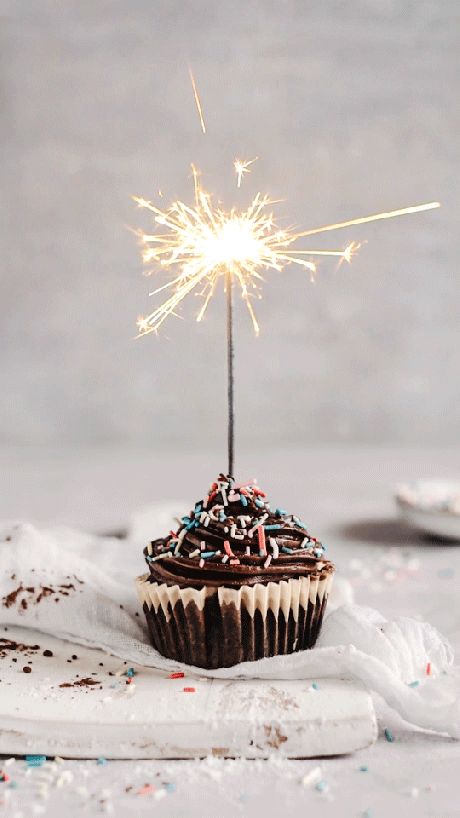 Muchas felicidades!!! Christmas Food Photography, Cute Birthday Wishes, Cake Mini, Birthday Greetings Friend, Happy Birthday Cupcakes, Happy Birthday Wishes Cake, Happy Birthday Cake Images, Happy Birthday Greetings Friends, Cute Happy Birthday