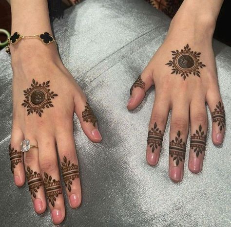 Easy Henna Designs For Fingers, Very Simple Mehndi Designs Back Hand, Small Round Mehndi Designs, Mehndi For Back Hand Simple, Cute Minimal Mehndi Designs, Simple Mehendi Back Hands, Super Easy Mehndi Designs, Finger Simple Mehndi Designs Easy, Simple One Finger Mehndi Designs