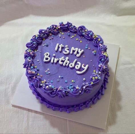 Bday Cakes Aesthetic Purple, Purple Aesthetic Cake, Birthday Purple Cake, Euphoria Birthday Cake, Purple Cake Aesthetic, Euphoria Cake, Purple Cake Designs Birthday, Bolo Euphoria, Birthday Cake Purple