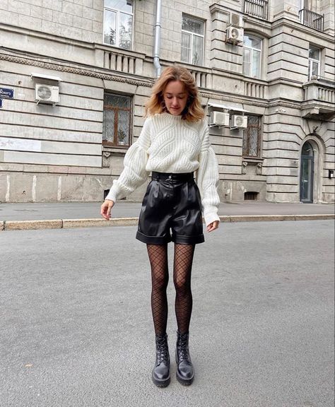 Dress With Tights And Sneakers, Winter Shorts Outfits, England Outfits, Leather Shorts Outfit, Look Short, Wardrobe Tips, Outfits Chic, Korean Girl Fashion, Nice Style