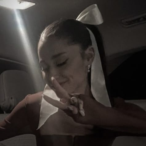 ariana grande pfp Manchester Ariana Grande, Ariana Grande Profile, Ariana Grande Pfp, Ariana Grande Ponytail, Ariana Grande 2014, Ariana Grande Poster, Adriana Grande, Ariana Grande Concert, Victoria Monet