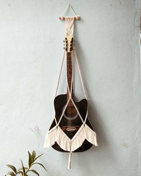 Macrame Ukulele Hanger Tutorial, Macrame Guitar Hanger Tutorial, Macrame Guitar Hanger Diy, Macrame Ukulele Hanger Diy, Guitar Macrame, Macrame Guitar Holder, Macrame Guitar Hanger, Guitar Hanging Ideas, Macrame Interior