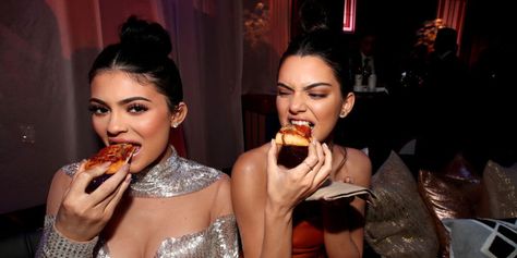 Kendall Ve Kylie, Sister Poses, Eating Pizza, Jenner Sisters, Kylie Kristen Jenner, Eat Pizza, Kendall And Kylie Jenner, Vogue Australia, Modeling Career