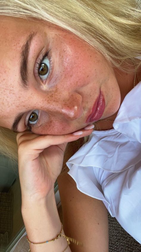 #freckles #summer #tanned Tan And Freckles, Tanned Face Makeup, Self Tan Freckles, Fake Tan Freckles, Tan Freckles, Nose Freckles, Tanned Face, Tan Vibes, Blonde Freckles