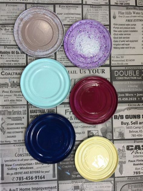 tin can lid ornaments, Paint lids in different colors Christmas Ornaments For Seniors To Make, Can Lid Christmas Ornaments, Can Lid Ornaments, Soup Can Crafts, Lid Ornaments, Painting Rooms, Cute Christmas Ornaments, Altered Jars, Easy Christmas Ornaments