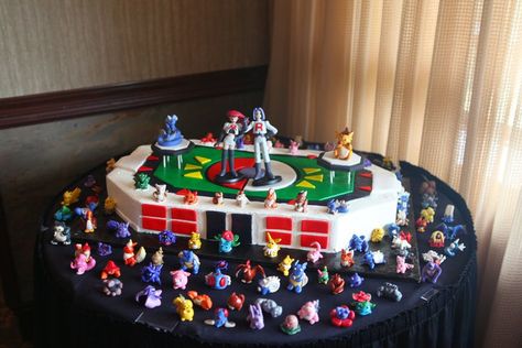 Pokemon Cake Marriage-chu goooo! OK, so maybe there isn't a Pokemon who actually has a marriage attack in the arena, but this couple sure thought highly of the animated critters. This cake pictures Team Rocket being wed amongst a sea of edible Pokemon. Who needs to catch them all when you already landed the perfect catch? Pokemon Battle Arena, Pokemon Wedding Cake, Pokemon Wedding, Stadium Cake, Nerdy Wedding Cakes, Pokemon Stadium, Pokemon Battle, Geeky Wedding, Wedding Fail