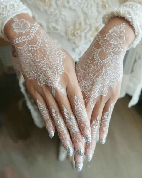 White Wedding Henna, Henna Nail Art, White Henna Tattoo, Henna Hand Designs, White Henna Designs, Wedding Henna Designs, Mandala Henna, Inai Pengantin, Fesyen Islam