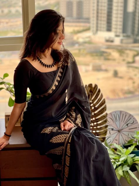 #black #cotton #linen #saree Black Sarees Classy, Black Saree Traditional, Saree Styles Black, Cotton Black Blouse Designs, Black Blouses For Saree, Black Saree With Black Blouse, Black Saree With Blouse, Black Saari, Styling Black Saree