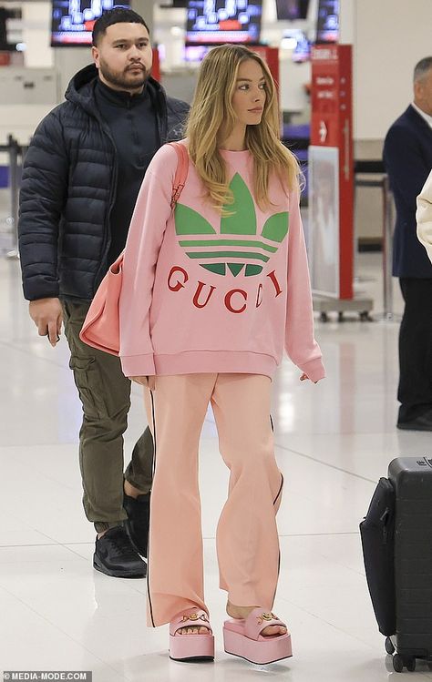 Barbie star Margot Robbie stuns in pink designer ensemble in Sydney Margot Robbie Outfit, Margot Robbie Photos, Barbie Margot Robbie, Summer Outfits 2017, Barbie Star, Margot Robbie Style, Hi Barbie, Barbie The Movie, Summer Trends Outfits