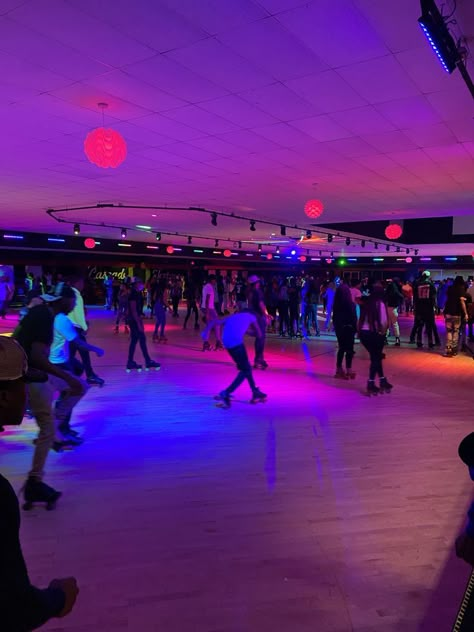 Rave Party Ideas, She Gets The Girl, 80’s Aesthetic, Friends Group Photo, Roller Skating Rink, Skate Birthday, Sky Zone, Retro Roller Skates, Skating Aesthetic